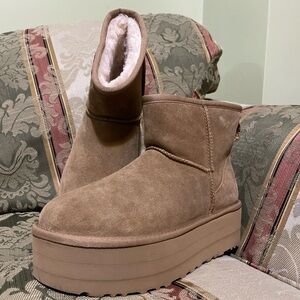 UGG Classic Mini Platform. Size 8 Women 
N20-08